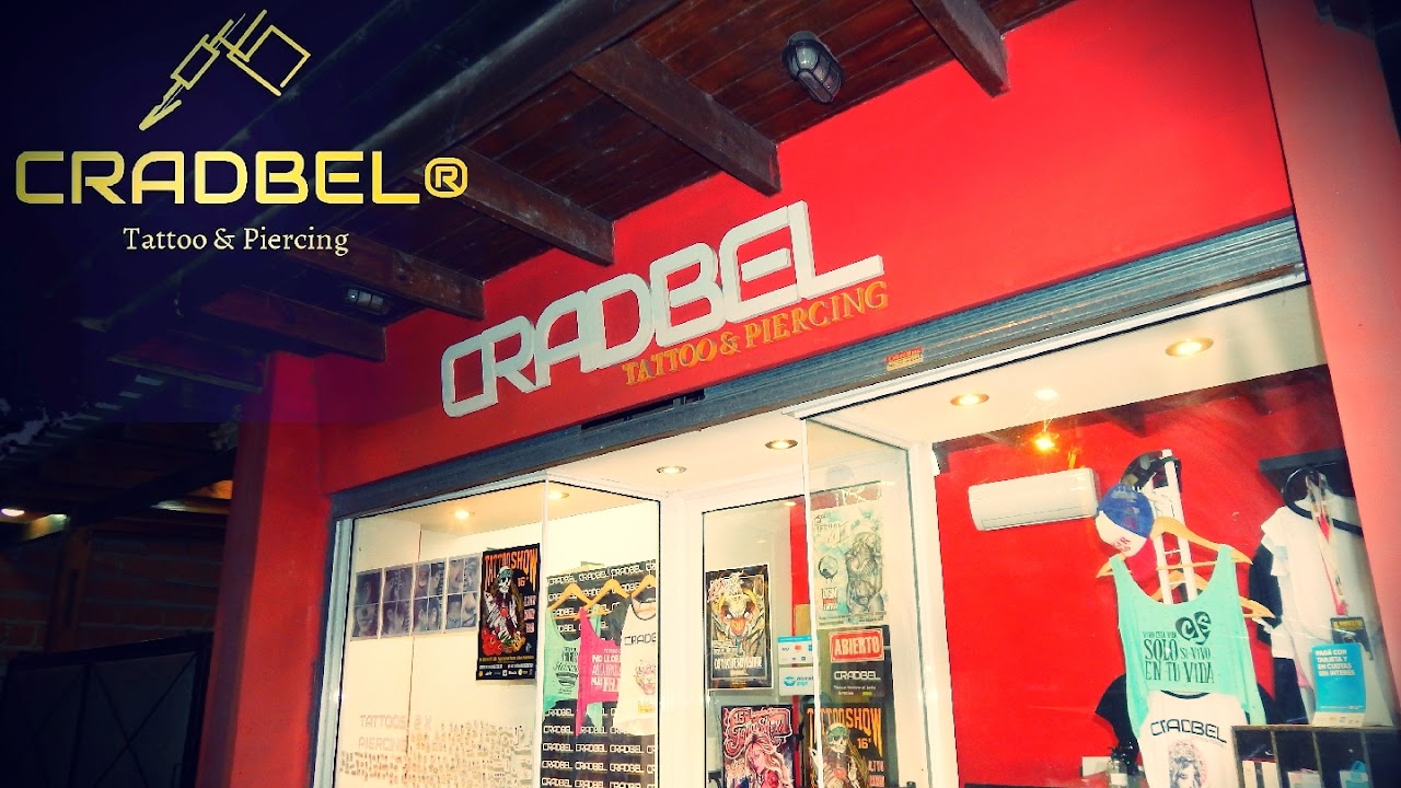 Estudio Cradbel Tattoo en Ezpeleta con boxes de tatuaje y camillas esterilizadas iluminadas con luces cálidas